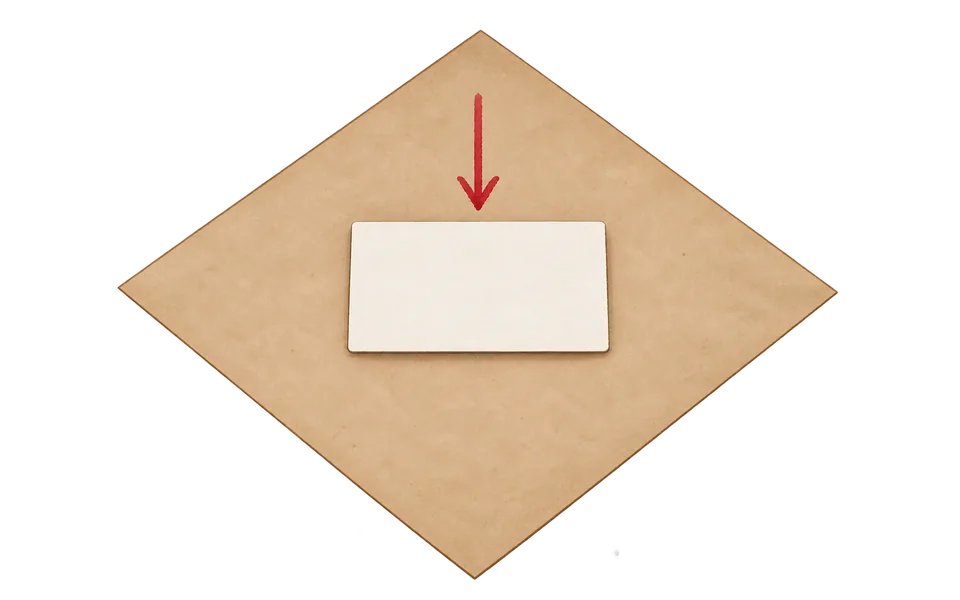Centrar la tarjeta sobre el rombo de papel.