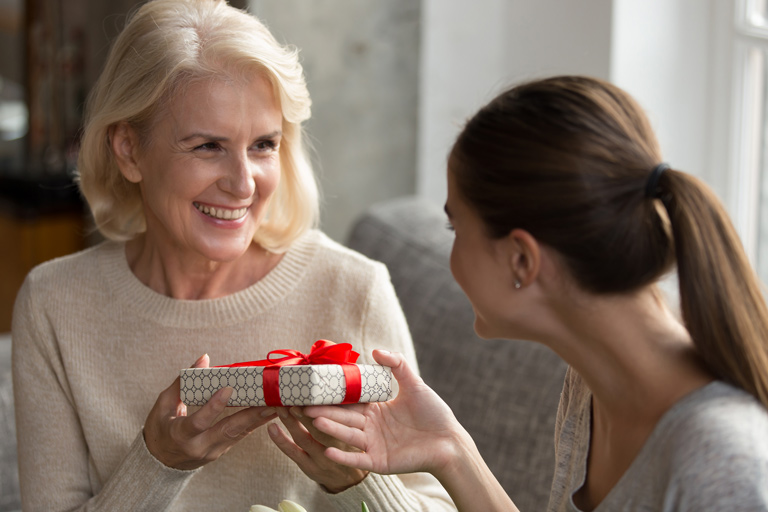 25 Geschenke für ältere Frauen, die bereits alles haben