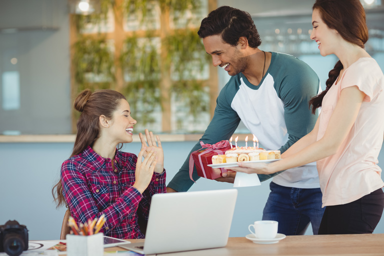 30 Regali per Colleghi Premurosi che Migliorano il Lavoro 